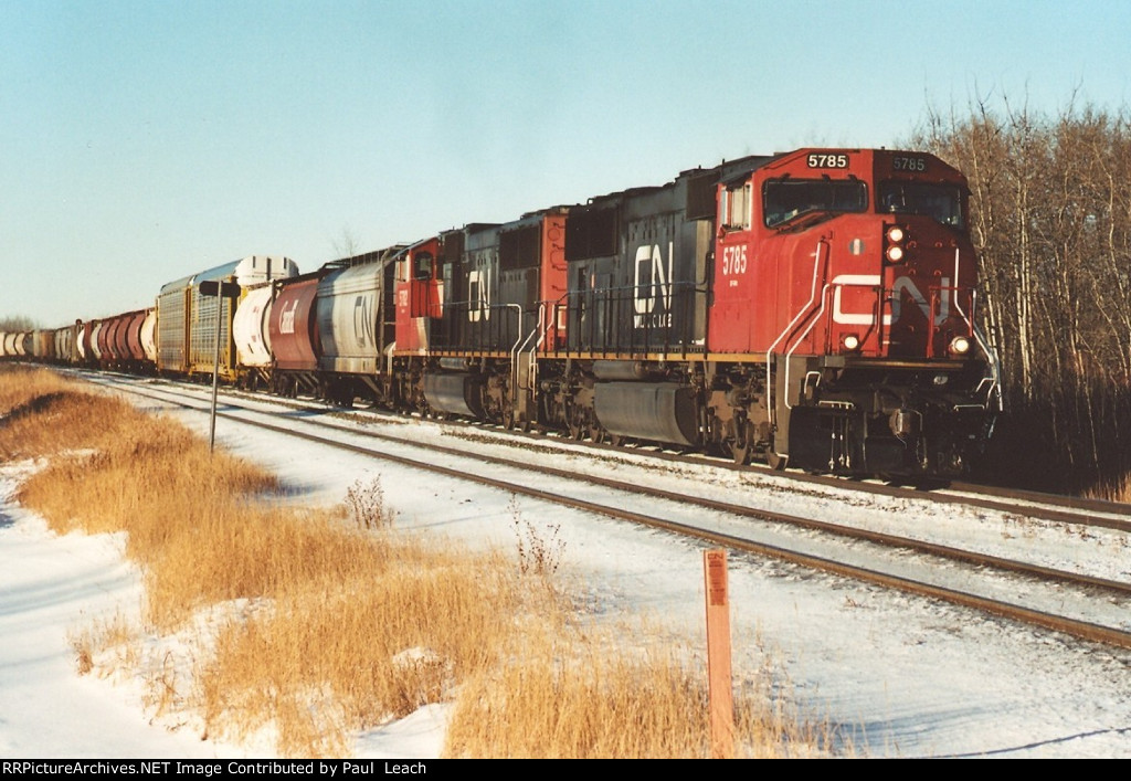 Manifest rolls east down the siding